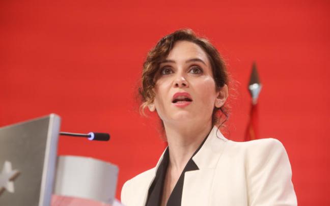 Ayuso comparece ante los medios para explicar su versión de los hechos.