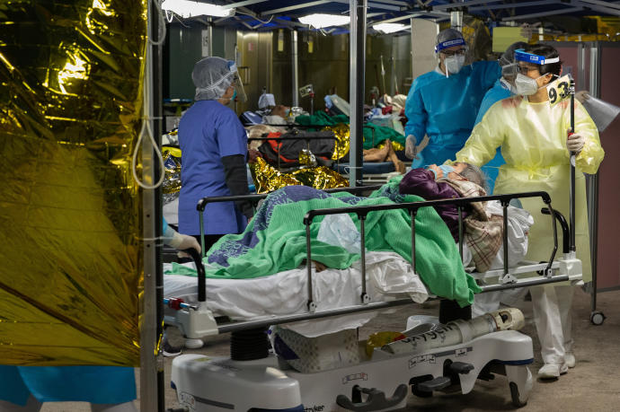 Personal médico traslada a un paciente al hospital, China.