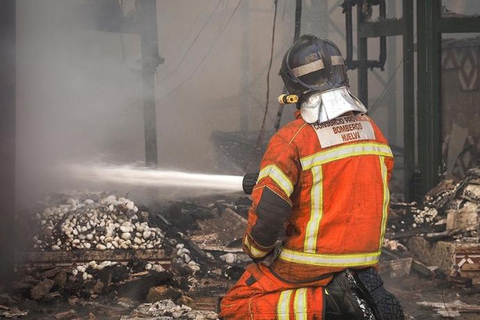 Efectivo del Consorcio Provincial de Bomberos de Huelva actuando en un incendio.