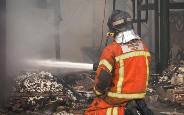 Efectivo del Consorcio Provincial de Bomberos de Huelva actuando en un incendio.