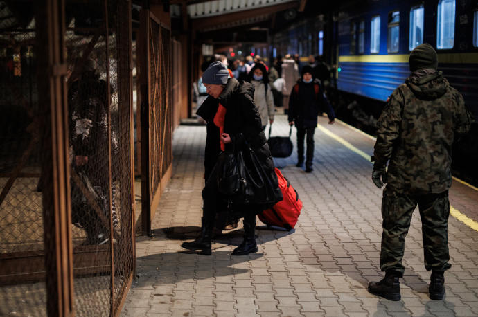 Refugiados de Ucrania llegan a la estación de tren de Przemysl (Polonia).