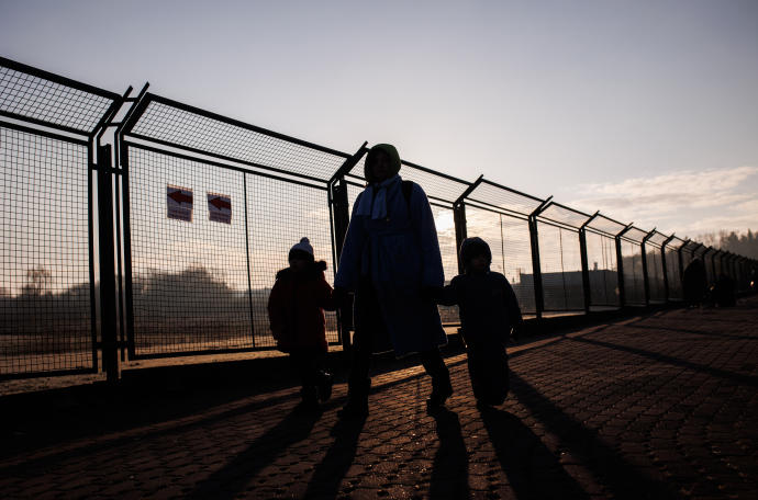 Refugiados ucranianos llegan al paso fronterizo de Medyka.