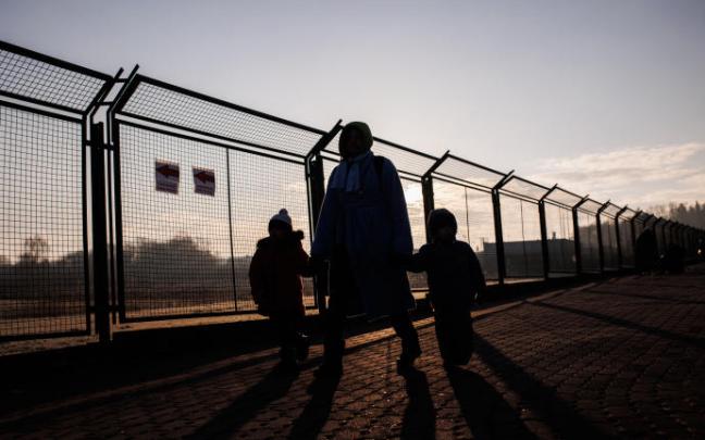 Refugiados ucranianos llegan al paso fronterizo de Medyka.