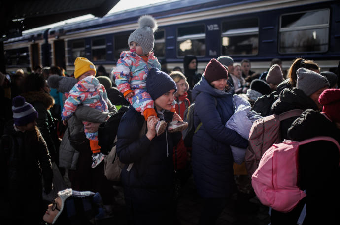 Un grupo de personas procedente de Ucrania a su llegada a la estación de tren de Przemysl (Polonia).