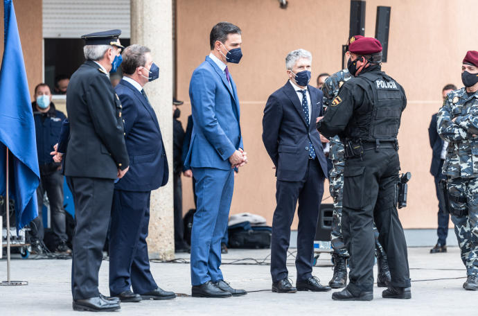 Sánchez durante una visita la base operativa del GEO en Guadalajara.