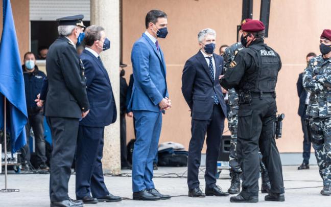 Sánchez durante una visita la base operativa del GEO en Guadalajara.