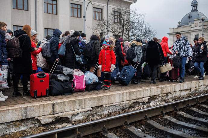 Cientos de personas esperan en la estación de tren de Lviv (Ucrania).