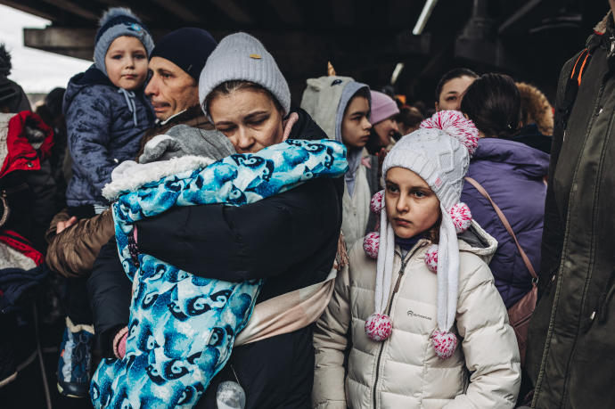 Varias personas con niños en Ucrania.