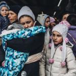 Varias personas con niños en Ucrania.