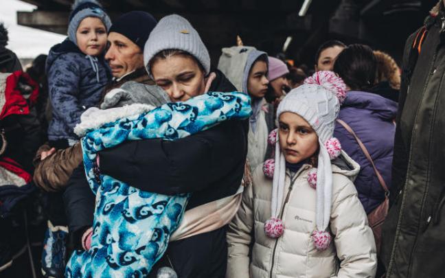 Varias personas con niños en Ucrania.