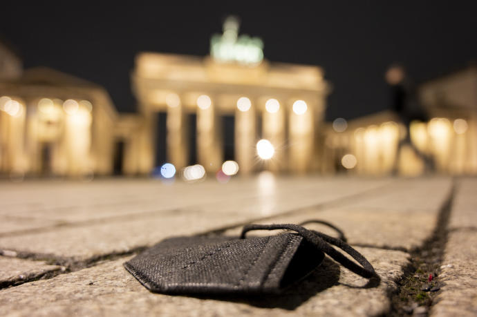 Mascarilla negra sobre el suelo enfrente de la Puerta de Brandenburgo (Berlín).