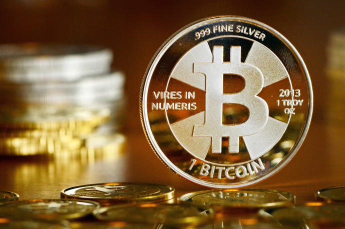 Moneda con el logotipo de la criptomoneda Bitcoin.
