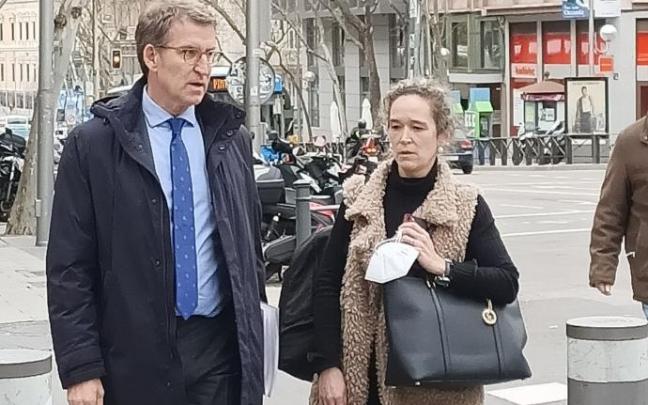 Alberto Núñez Feijóo (izq.) llega a la sede nacional del PP para presentar su candidatura a presidir el PP.