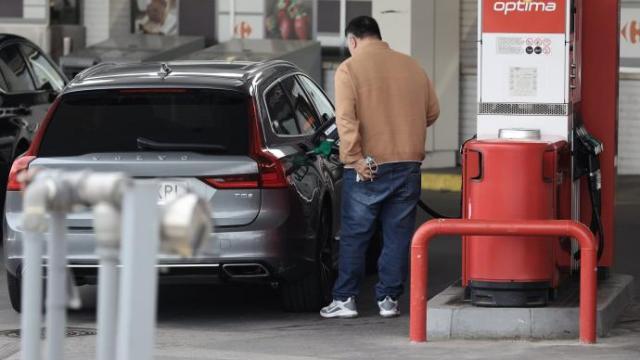 Una persona reposta combustible. Una persona reposta combustible.