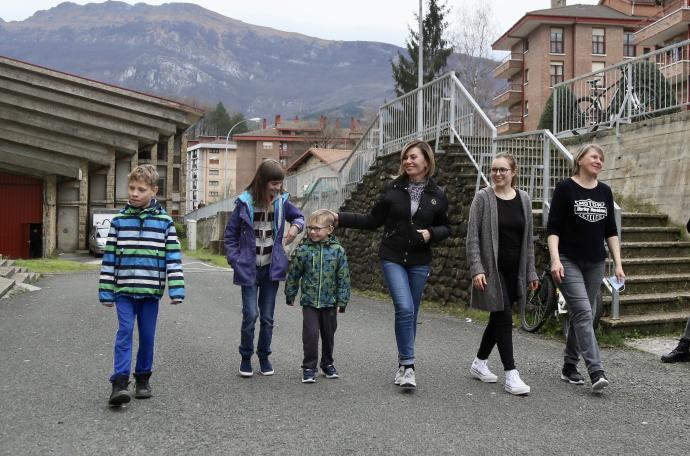 Dos familias de refugiados procedentes de Ucrania, pasean a su llegada al centro Larraña Etxea de Oñati.