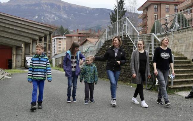 Dos familias de refugiados procedentes de Ucrania, pasean a su llegada al centro Larraña Etxea de Oñati.