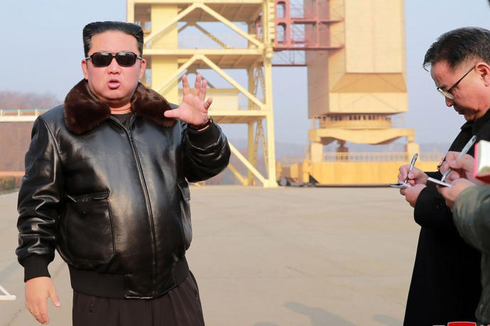 Kim Jong-un, presidente norcoreano, visita el lugar de lanzamiento de misiles.
