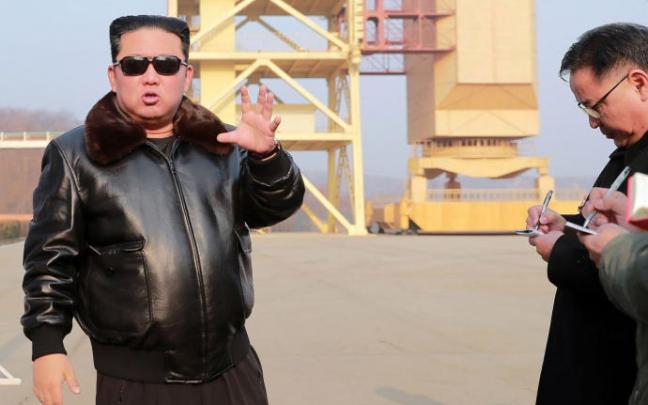 Kim Jong-un, presidente norcoreano, visita el lugar de lanzamiento de misiles. Kim Jong-un, presidente norcoreano, visita el lugar de lanzamiento de misiles.