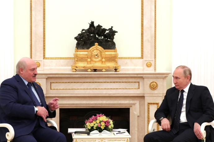 Putin mantiene una reunión con Alexander Lukashenko.