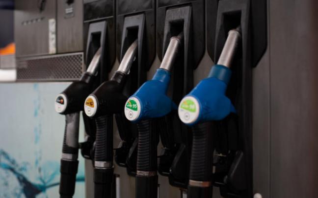 Las mangueras con los diferentes tipos de gasolina. Las mangueras con los diferentes tipos de gasolina.
