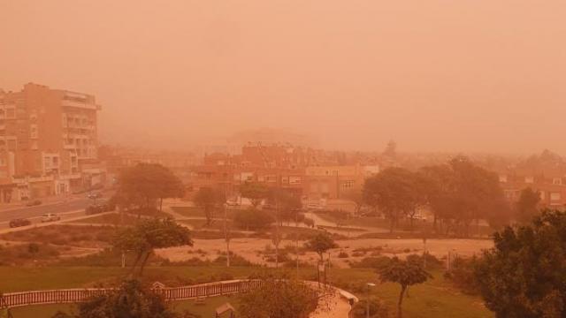 La calima tiñe de naranja la ciudad de Almería.