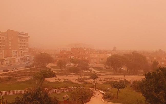 La calima tiñe de naranja la ciudad de Almería. La calima tiñe de naranja la ciudad de Almería.