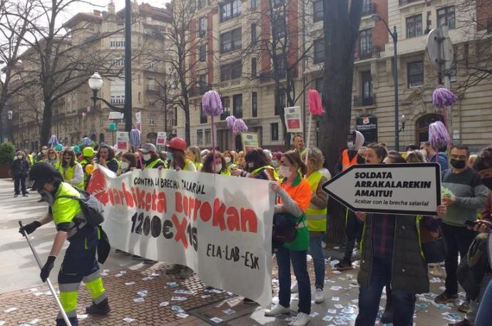 Las trabajadoras han realizado una marcha en Bilbao.