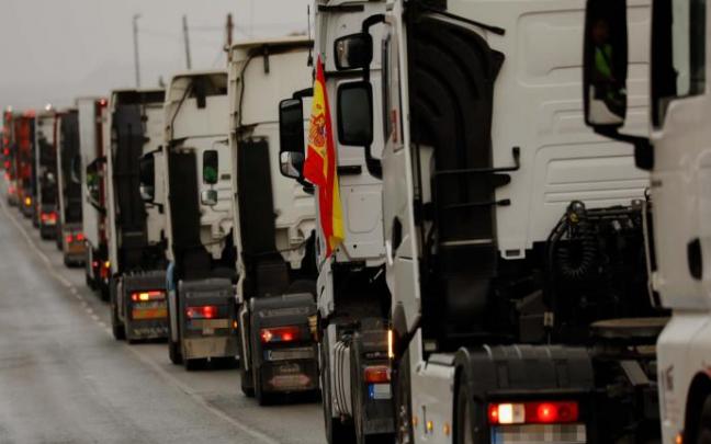 Transportistas colapsan la autovía en el tercer día de huelga indefinida del transporte de mercancías.