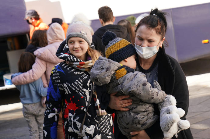 Una madre y sus dos hijos refugiados ucranianos.