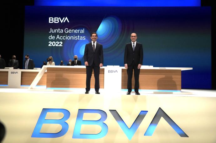El presidente de BBVA, Carlos Torres y el consejero delegado de BBVA, Onur Genç.