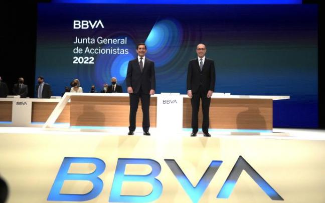 El presidente de BBVA, Carlos Torres y el consejero delegado de BBVA, Onur Genç.