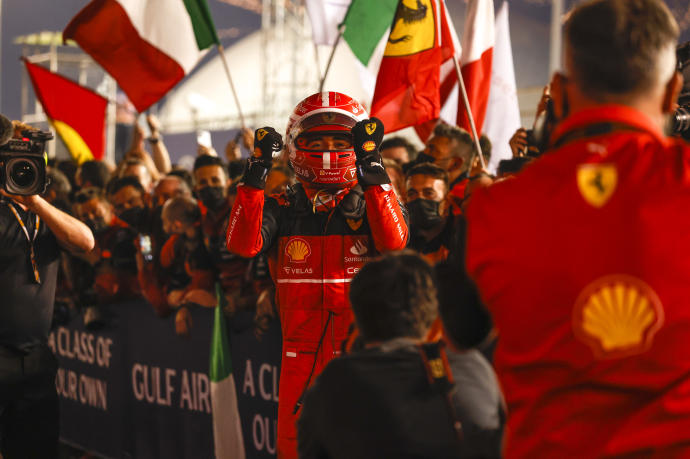 El piloto Charles Leclerc celebra su triunfo en Bahrein.