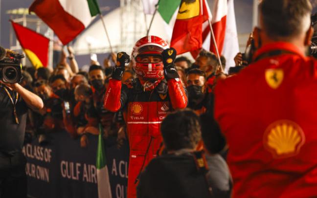 El piloto Charles Leclerc celebra su triunfo en Bahrein. El piloto Charles Leclerc celebra su triunfo en Bahrein.