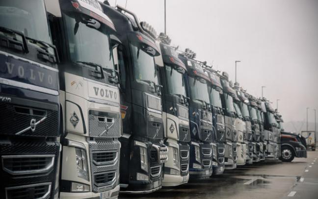 Transportistas aparcados en el Polígono Industrial-Parque Logístico Barral (Madrid).