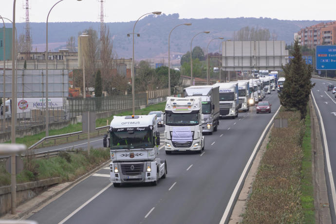 Varios transportistas participan en una marcha lenta.