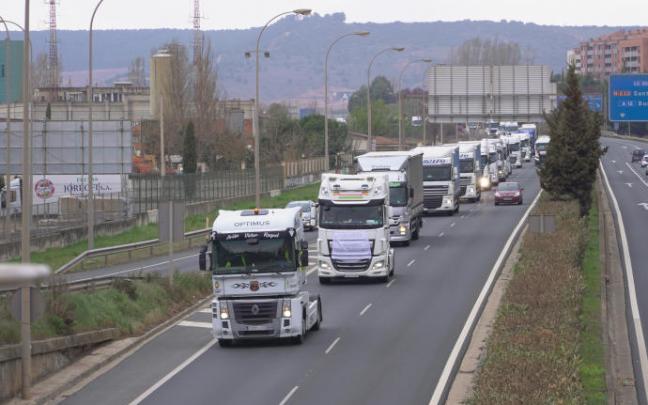 Varios transportistas participan en una marcha lenta.