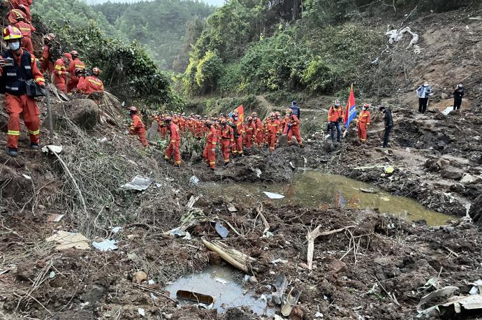 Trabajos de búsqueda y rescate tras el siniestro de un avión de la aerolínea China Eastern Airlines.