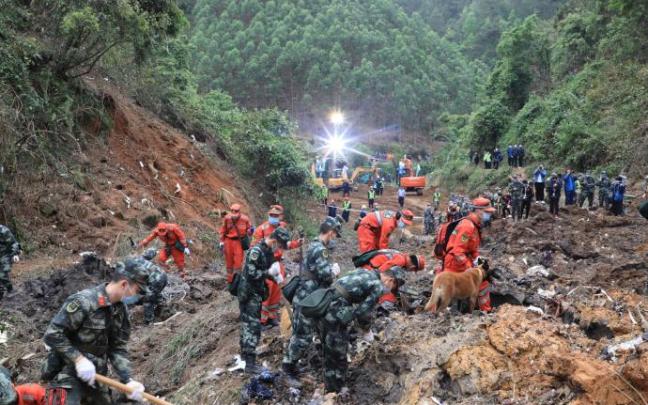 Trabajos de búsqueda y rescate tras el siniestro de un avión de China Eastern Airlines en el sur de China.