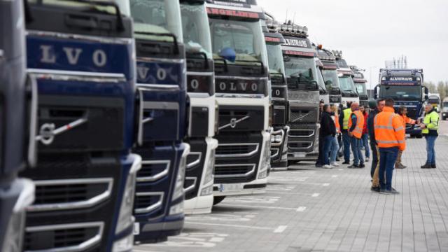 Varios transportistas y camiones estacionados.