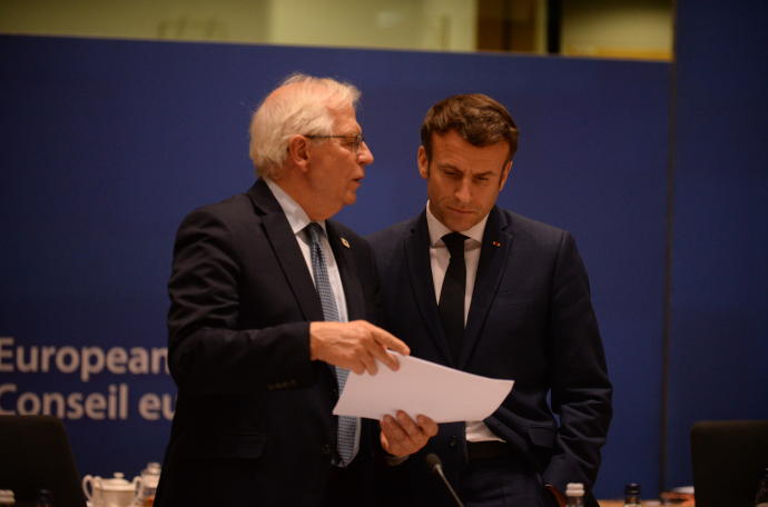 Macron y Borrell mantienen una conversación en el marco de la cumbre europea.