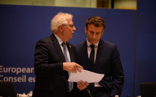 Macron y Borrell mantienen una conversación en el marco de la cumbre europea.