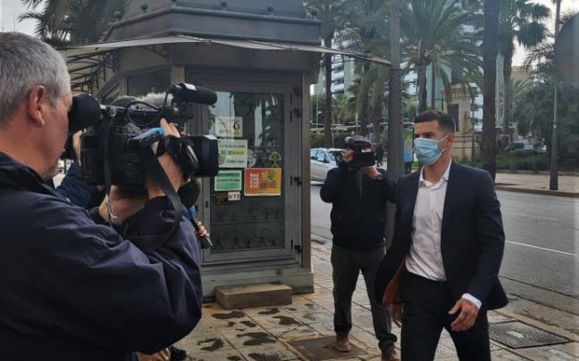 El futbolista Santi Mina accede a la Audiencia Provincial de Almería acusado de un delito de agresión sexual. El futbolista Santi Mina accede a la Audiencia Provincial de Almería acusado de un delito de agresión sexual.