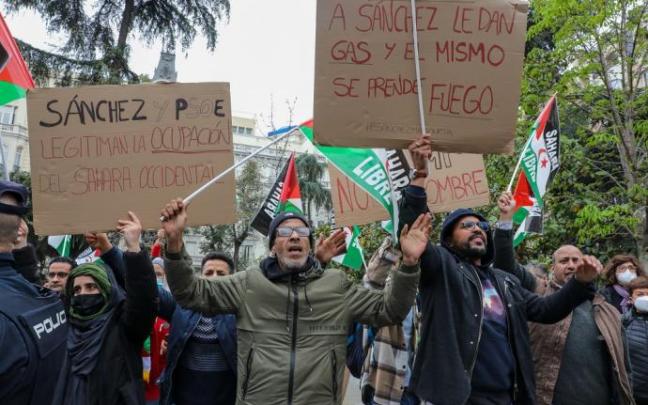 Manifestantes sostienen carteles y banderas del Sahara frente al Congreso.