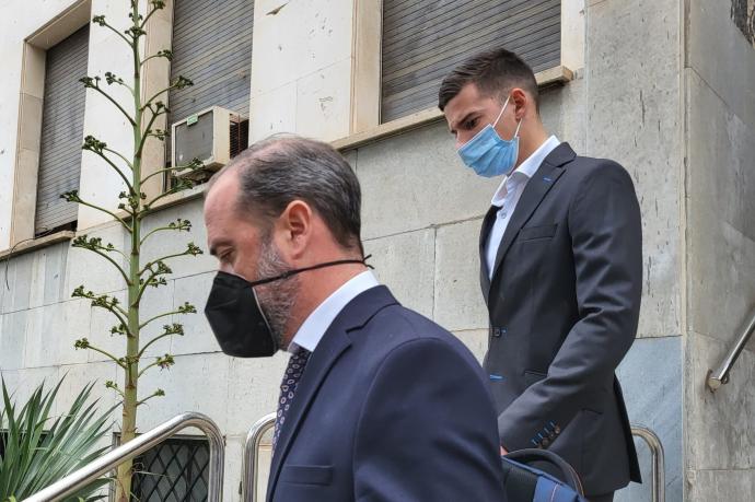 Santi Mina (der.) abandona la Audiencia de Almería tras la segunda sesión del juicio.
