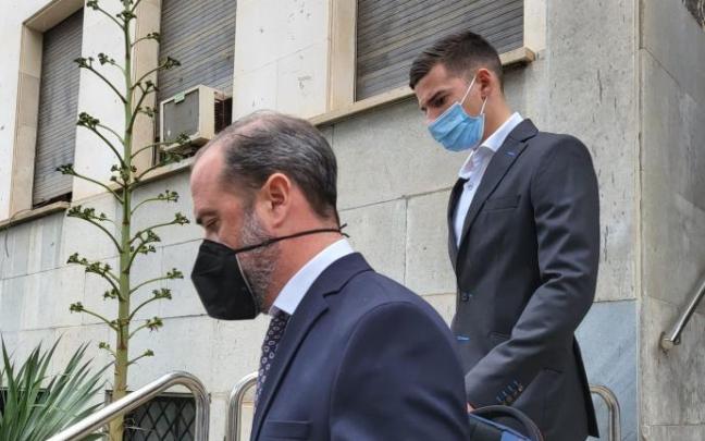 Santi Mina (der.) abandona la Audiencia de Almería tras la segunda sesión del juicio. Santi Mina (der.) abandona la Audiencia de Almería tras la segunda sesión del juicio.