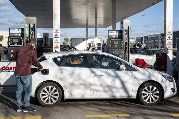 Una persona echa gasolina en su coche en plena escalada de precios.