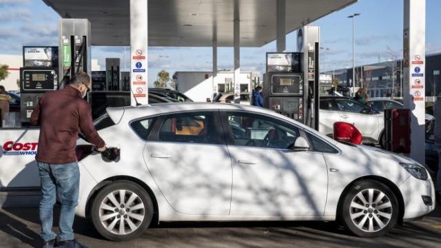 Una persona echa gasolina en su coche en plena escalada de precios.