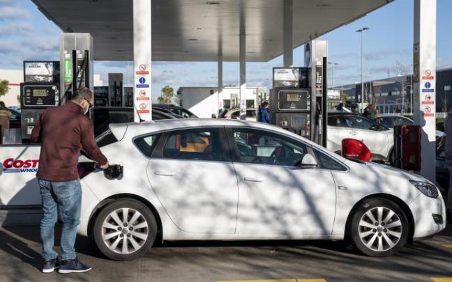 Una persona echa gasolina en su coche en plena escalada de precios.