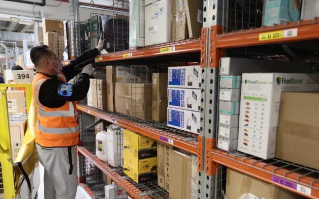 Un trabajador prepara varios pedidos en una empresa de distribución.