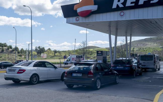 Varios coches repostan en una gasolinera, el día en que entró en vigor la rebaja de 20 céntimos en el litro de la gasolina.